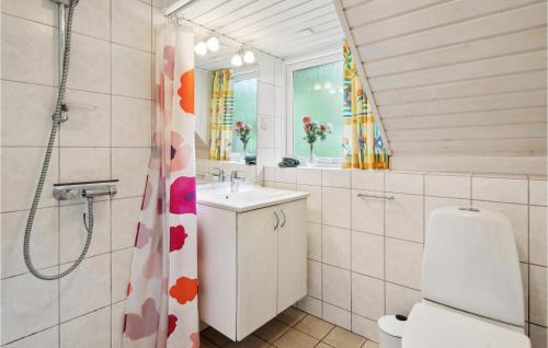 ein Bad mit einem WC, einem Waschbecken und einer Dusche in der Unterkunft Beautiful Home In Rm With 3 Bedrooms And Wifi in Rømø Kirkeby