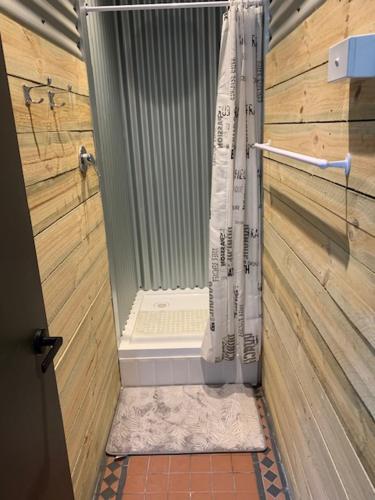 eine Dusche mit Duschvorhang im Bad in der Unterkunft Taylor Bay Country Club in Eildon