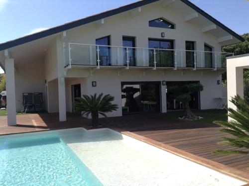 une villa avec piscine devant une maison dans l'établissement VILLA GRAND STANDING SPA PISCINE, au Cap d'Agde