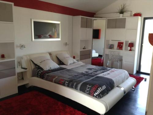 une chambre avec un grand lit dans une pièce dans l'établissement VILLA GRAND STANDING SPA PISCINE, au Cap d'Agde