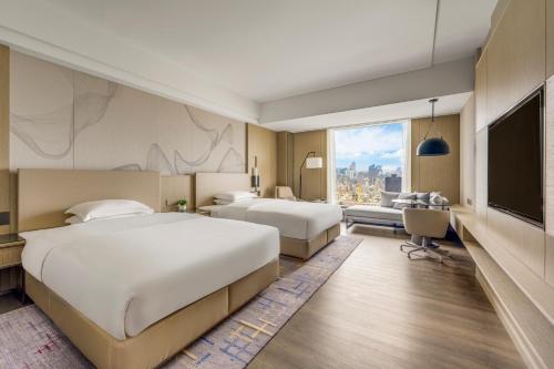 Postel nebo postele na pokoji v ubytování Kaohsiung Marriott Hotel
