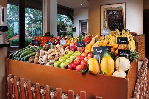 Una gran exhibición de frutas y verduras en una tienda. en Renaissance Koh Samui Resort & Spa, en Lamai