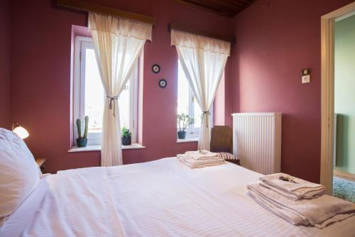 ein Schlafzimmer mit einem weißen Bett mit zwei Handtüchern darauf in der Unterkunft Guesthouse Simou with view 3 bedrooms in Arachova