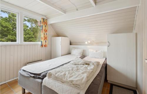 ein kleines Schlafzimmer mit einem Bett in einem Zimmer in der Unterkunft Beautiful Home In Rm With 3 Bedrooms And Wifi in Rømø Kirkeby