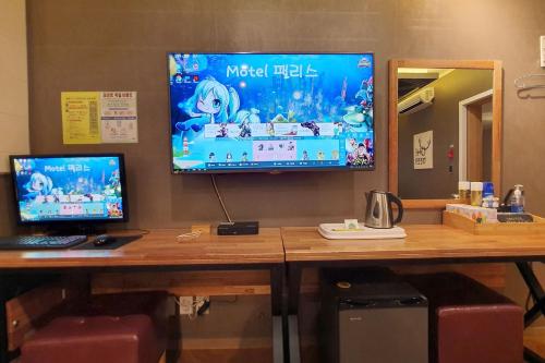 Palace Hotelにあるテレビまたはエンターテインメントセンター