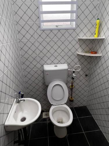 La petite salle de bains est pourvue de toilettes et d'un lavabo. dans l'établissement VINDRA HOMESTAY, à Bidur
