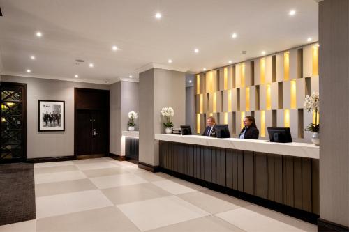 dos personas sentadas en una recepción en el vestíbulo del hotel en President Hotel, en Londres