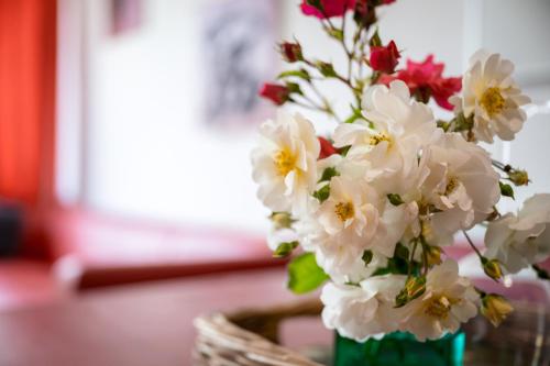 a bouquet of white flowers in a basket at Wohnung Seeblick in Sattendorf