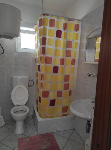 Kylpyhuone majoituspaikassa Apartment Pemper