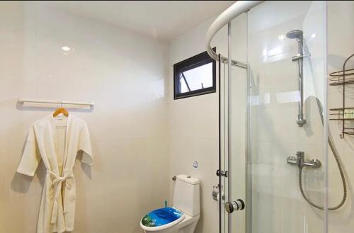 y baño blanco con ducha y aseo. en Condo Avanta Unit A306, en Koh Samui 
