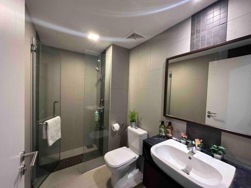 Tanjong TokongにあるLM HomeyB 3BR Coastline Family Suite for 4-14 Pax with Nexflix & Coway Water Purifierのトイレ、洗面台、シャワー付きのバスルーム