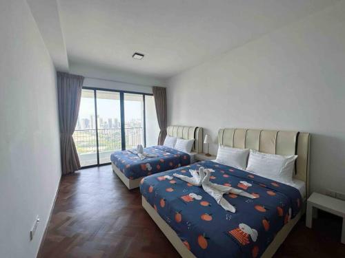 um quarto de hotel com duas camas e uma varanda em LM HomeyB 3BR Coastline Family Suite for 4-14 Pax with Nexflix & Coway Water Purifier em Tanjong Tokong