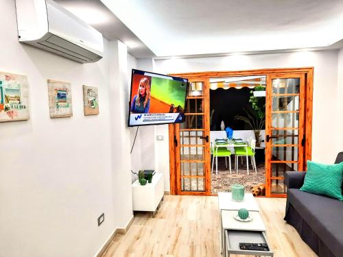 un soggiorno con divano e TV a parete di One bedroom apartement with shared pool furnished terrace and wifi at Costa Adeje a Playa Fañabe