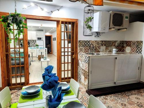 una cucina e una sala da pranzo con tavolo e sedie di One bedroom apartement with shared pool furnished terrace and wifi at Costa Adeje a Playa Fañabe