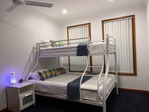 Litera en habitación con literas y utensilios de cocina en Waterfront Bliss en Port Macquarie