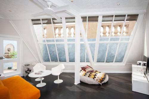 - un salon avec une grande fenêtre et un canapé dans l'établissement Private Rooftop Penthouse in the Heart of Sydney, à Sydney