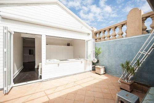 d'un patio extérieur avec un bâtiment blanc et un balcon. dans l'établissement Private Rooftop Penthouse in the Heart of Sydney, à Sydney