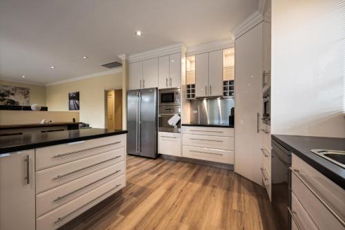 Una cocina o zona de cocina en Myee Alpine Retreat