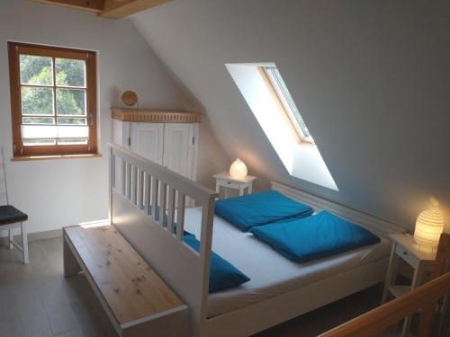 um quarto com um beliche com almofadas azuis em Ferienwohnung Brox em Sebnitz