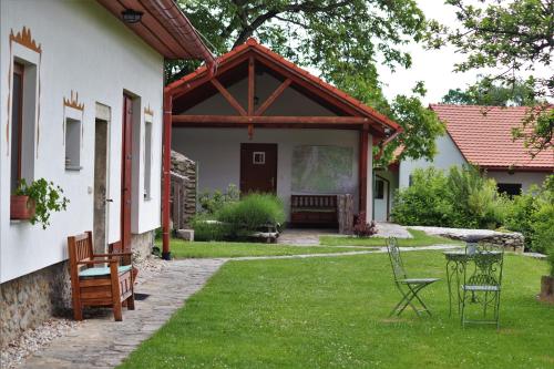 ein Haus mit einem Tisch und Stühlen im Hof in der Unterkunft Hájenka hraběte Buquoye in Kaplice