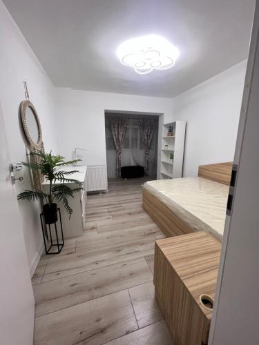 Zimmer mit 2 Betten und einem Schreibtisch. in der Unterkunft EBI Apartment in Cluj-Napoca