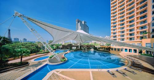 uitzicht op een zwembad in een gebouw bij Hotel Indigo Shenzhen Overseas Chinese Town, an IHG Hotel in Shenzhen