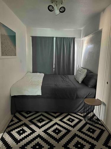 una piccola camera con letto e tavolo di LA-Vegas Desert Gateway ad Apple Valley