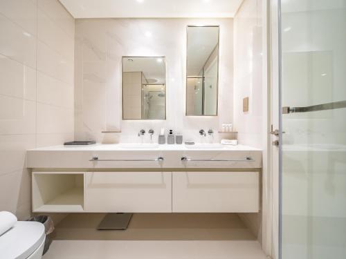 Koupelna v ubytování Exceptional 2BR-Private Beach Access-Palm Jumeirah
