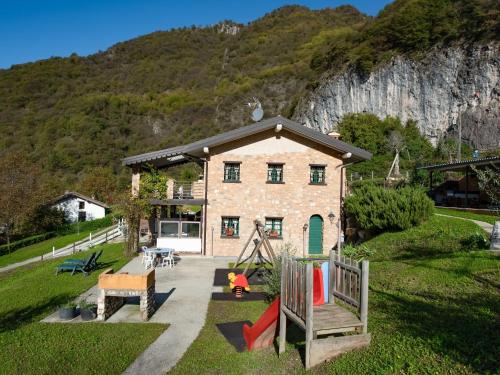 マローネにあるChalet in Lombardy with lake viewの山前遊び場付家