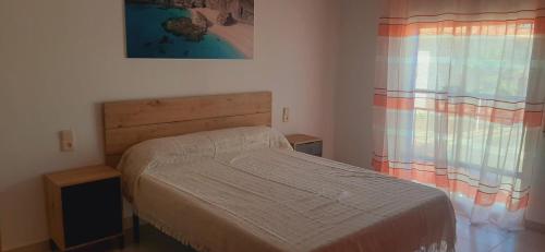 een kleine slaapkamer met een bed en een raam bij Carboneras, la Mar Divina in Carboneras