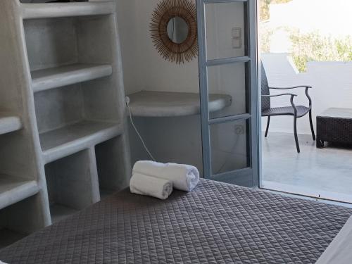 un asciugamano per terra in una stanza di Naxos Summerland resort a Kastraki