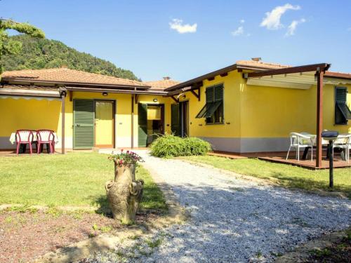 una casa amarilla con una boca de incendios en el patio en charming residence in the hills surrounding La Spezia, en Bolano