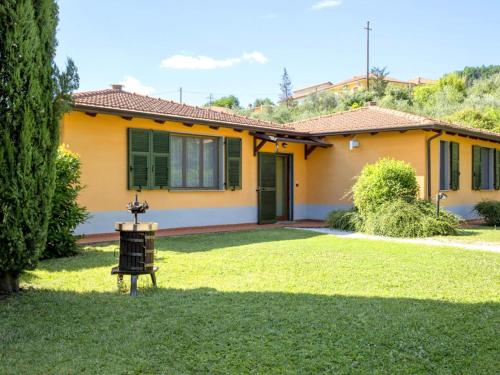 una casa con césped delante en charming residence in the hills surrounding La Spezia, en Bolano