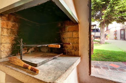 a brick oven with two baseball bats in it at B&B Il Pozzo in Sinalunga