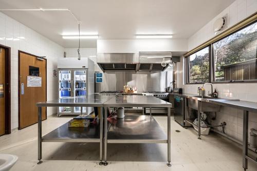 Una cocina o zona de cocina en Myee Alpine Retreat