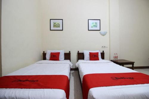 RedDoorz @ Mantrijeron 2 tesisinde bir odada yatak veya yataklar