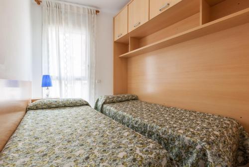 2 camas en una habitación con ventana en Navas 2, en Barcelona