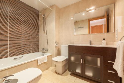 巴塞隆納的住宿－Navas 2，浴室配有盥洗盆、卫生间和浴缸。