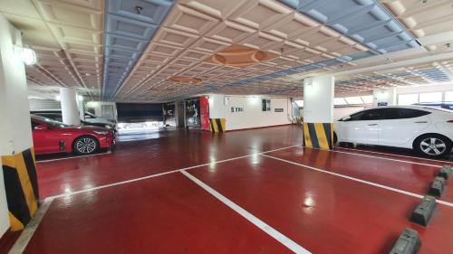 ウルサンにあるPalace Hotelの三台駐車ガレージ