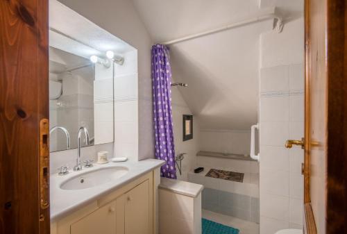 a bathroom with a sink and a toilet and a shower at Villa Il Poggio di San Gimignano in Borgatello