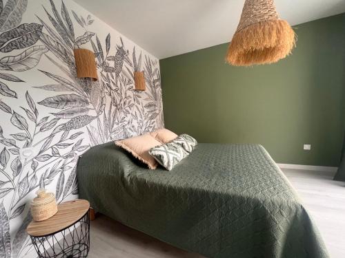 1 dormitorio con 1 cama con pared verde en Gite "La Coline d'Océane" - Neffies en Néffiès