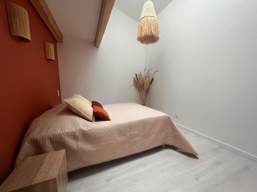 เตียงในห้องที่ Gite "La Coline d'Océane" - Neffies