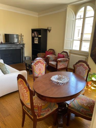 ein Wohnzimmer mit einem Holztisch und Stühlen in der Unterkunft Serena Apartment in Lucca