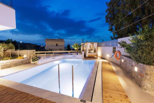 Arte Casa Luxury Resort في Prasás: مسبح على سطح منزل