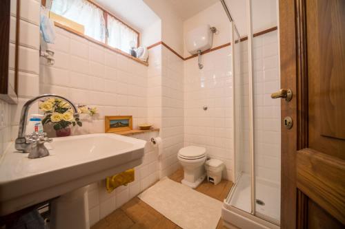 een badkamer met een wastafel en een toilet bij Casa tra le Querce in Avigliano