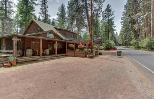 a house on the side of the road at Metolius Cabin 1 in Camp Sherman