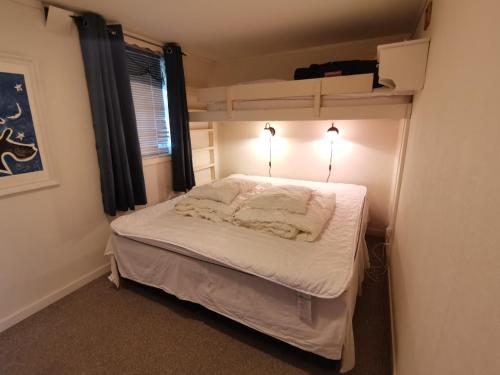 Giường trong phòng chung tại Bergland 10 - close to the center of Kragerø
