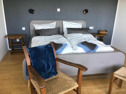 Postel nebo postele na pokoji v ubytování Rheingauzuhause mit Privatpool