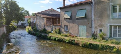 a river next to a building at Thunder Roadhouse in La Mothe-Saint-Héray