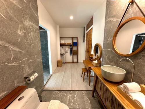 La salle de bains est pourvue d'un lavabo et d'un miroir. dans l'établissement Villa Vara - Tropical Pool Villa, à Ao Nang Beach